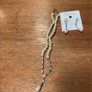 Cream vintage style necklace and earrings